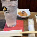 Toritatsu - 濃いめのレモンサワー(495円) とお通し(220円)のイカと大根煮