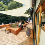 TAKAO MOUNTAIN HOUSE - オープンテラスになっていて、
            ウッドベンチに腰かけて、川を眺めながら飲食できます。
            めちゃんこカッコ良くないすか？