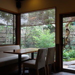 Kisetsu Ryouriaratama - テーブル席から望む庭