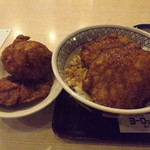 ヨーロッパ軒 - 「カツ丼上」（カツ４枚入り）を2枚ずつ蓋とお椀に分けました。