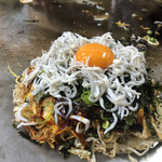 Okonomiyaki Hirano - ソバ（うどん）ライス、煮干し粉、大葉、イワシ生姜煮、海苔、釜揚げしらす、きよら黄身のせ❣️