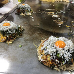 Okonomiyaki Hirano - ソバ（うどん）ライス、煮干し粉、大葉、イワシ生姜煮、海苔、釜揚げしらす、きよら黄身のせ❣️
