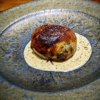 馳走西健一 - シグニチャー「生しらすと大葉のパイ包み」。