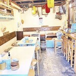 Kushiminato - 海の家風で白を基調にBGMも夏ぽっく。