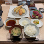 マグロと天ぷら定食 銀八 - 【天ぷら定食/銀八セット】（1564円税込）
      ※2023年1月時点の価格。