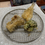 マグロと天ぷら定食 銀八 - 次々と揚げられます。