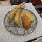 マグロと天ぷら定食 銀八 - 天ぷら定食の盛り合わせ。