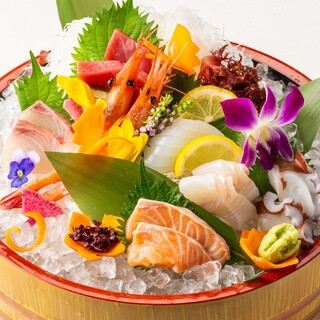 我们以合理的价格提供使用时令食材的寿司、特色菜肴和酒。