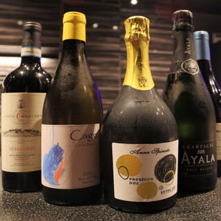 We offer wines that go well with Japanese-style meal. Enjoy your favorite cup