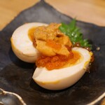魚と酒はなたれ - 煮たまごのうにいくらのせ
