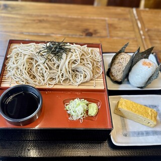 Soba Dokoro Jin'Ya - ざるそば大盛り　サービスセット　おにぎり追加