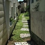 YATSUDOKIYA CAFE - お店の入口までの小径