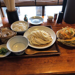 手打ちうどん　 いしづか - "もりうどん(中)"680円と"野菜三点盛り(南瓜・舞茸・かき揚げ)"605円と"白ごはん"220円♪