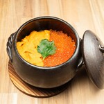 Earthen pot rice with sea urchin and salmon roe