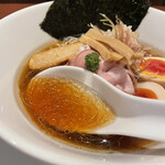 酒肴場 屯 - キンキンに冷えたスープは幾重にも折り重なる煮干しの旨みに芳醇なカエシが効いて、すっきりながら深いコク。