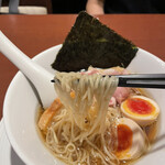 酒肴場 屯 - ツルッとしてコシのある全粒粉入りの細麺