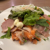 ザ・ループ(ホテルアゴーラリージェンシー大阪堺) - 上　サラダ　右　生ハム　真下　サーモン　左　鴨ロース　中央の白いの　カッテージチーズ