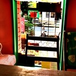 RiR organic+greens - 窓際の席から外を眺めた図