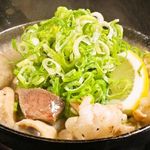 博多屋 - 特選にわか焼き 5種のもつを博多屋オリジナルスパイスで味付け鉄板の上でじゅーじゅー♪炒めた絶品の一品！