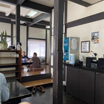 手打 焔 - 店内は奥に小上がりスペースもあります。