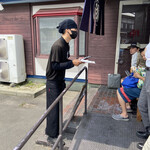 手打 焔 - 並んでるお客にオーダーを聞きにくるイケメンなお兄さん☆