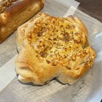 リトルマーメイド - スモークチーズの塩クルミパン