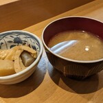 扇寿司 - ランチの小鉢と味噌汁