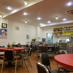 まだ新しいのに懐かしい店内。明かりが煌々と。夜は満席になる日も多いです。