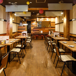木を基調としたカジュアルで明るい店内♪