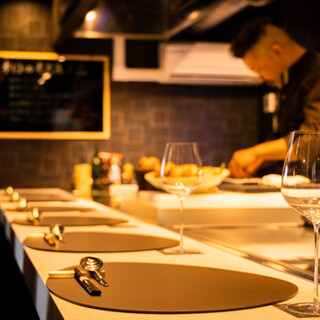Counter seats with a lively atmosphere in a calm and stylish space ◆ Can be reserved ◎