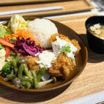 Torimarushokudou×tanitakafe - 旦那くんのチキン南蛮定食。
                      白飯中盛、
                      コールスロー、いんげんときのこのマリネ