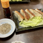久美食堂 - 餃子は薄皮のアッサリ味。酢胡椒で。