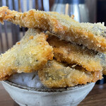 恵 - サラダ食べるために避難させたら鯵フライどーんが出来上がった