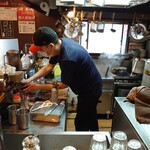 麺屋 悠 - 狭い調理場では、山内店主が奮闘していた!