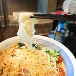 麺屋 悠 - 麺丼にも、ワンタンの皮が入った!