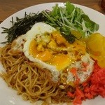 酒嚢飯袋 - 焼きそば、黄身がとろーり