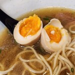 中華そば さわ - 後半に割った味玉はスープの熱でちょいと硬めになってるがまぁ旨い