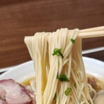 中華そば さわ - 麺は中細ストレート歯応え残してスープの持ち上げも(^^)d