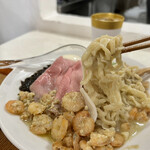 むかん - 特製エビラーメンの縮れ麺