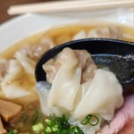 中華そば さわ - ワンタン生姜が(^^)dで皮はちゅるんと(^^)dながら劇熱で火傷⚠️