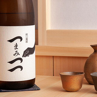 鮨の味わいを引き立てる日本酒が勢揃い。お好みの一杯を愉しんで