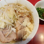 ラーメン二郎 - ラーメン半分＋ニンニク少し＋青ネギ