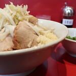 ラーメン二郎 - ラーメン半分＋ニンニク少し＋青ネギ