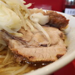 ラーメン二郎 - 豚の厚み