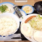 松屋 - 料理写真:・ソーセージエッグW定食(冷奴/大盛)500円