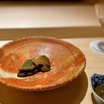 くるますし - アワビ。 一切の味付けなし。 アワビから出る体液のみで6時間ほど低温調理。 アワビのコンフィ、とでもいいたくなる。 口の中は、瀬戸の海が広がるように海。 味付けがない分、この肝ベースのソースが加わることで、アワビよりもアワビな濃厚かつまろやかさと塩加減と複雑で奥深い味わい。 これをフランス料理だと言ってもシェフたちは誰一人文句を言わないと思う。 だって、これ、ソースで食べる料理だから。 