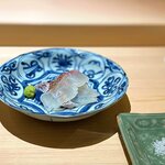 くるますし - タイ。 キレイでしょ？！ 綺麗すぎます。 たぶん、自分が死んだことを知らないかのように、美しい白身。 今や、肉も魚も熟成熟成やかましいけど、このフレッシュさはどうよ！ なんでもかんでも寝かせて旨味成分云々言ってる前に、獲れたてのパキパキに筋肉質の魚を食ってみって言いたい。 富山同様、漁場から市場、店まで最短で届く地の利あってこその味わい。 魚において、この差は大きいです。 白身専用の藻塩で。 