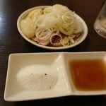 もつ焼き 本ちゃん - かしらさし 塩とゴマだれで 美味しい