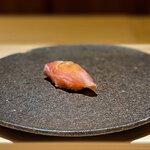 くるますし - シロアマダイ。 京都では「グジ」とも言いますね。 けったいな頭の形した魚ですが、ほんのりやわらかい甘みと上品な脂の、鮨にはぴったんこの超高級魚。 しっとりと柔らかくて、アップグレードした大将のシャリとの相性もいい。 旨い旨い。 