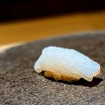 くるますし - イカ。 鮨屋によって、イカの種類によって、さまざまな包丁が入れられて、それぞれの食感を楽しめるのがイカのいいところ。 江戸前でよく使うスミイカとは異なり、このあたりのイカにはたくさんの包丁を入れるほうが確かに美味しい。 